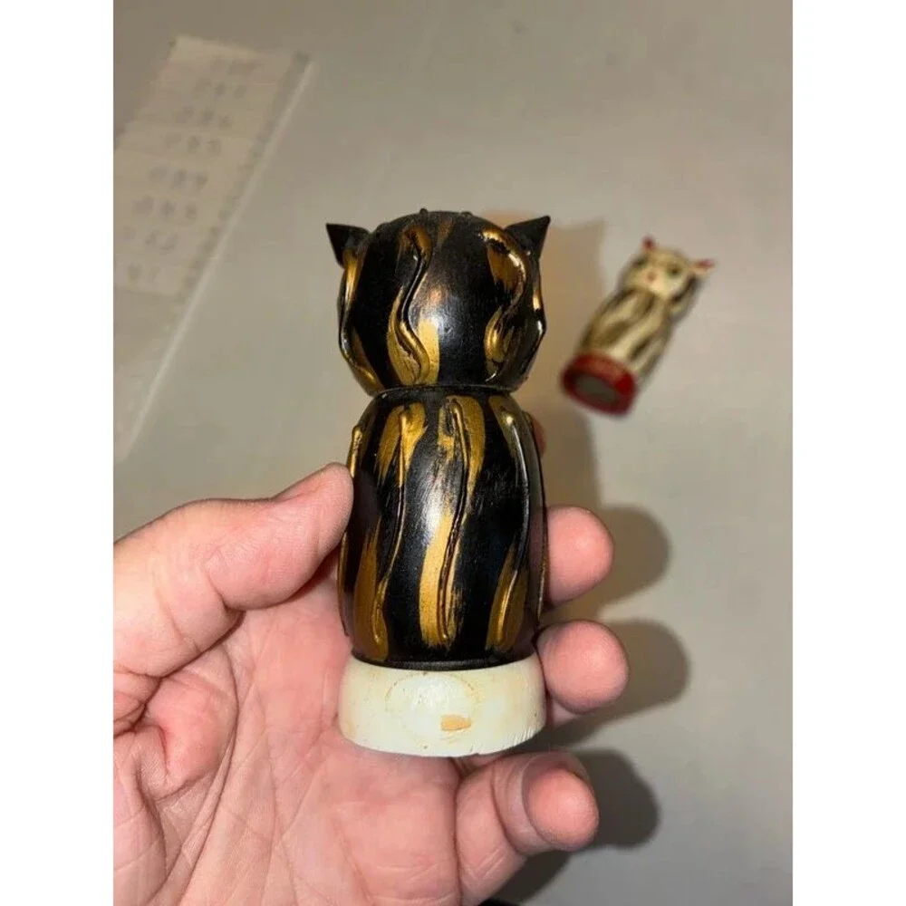 Vintage salt and pepper shakers:
